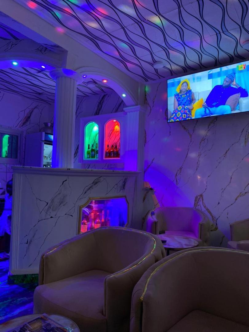 Cave Royale - Chambres-Studios-Apparts Meubles - Logpom Hopithal Des Soeurs Apres Camara Laye 두알라 외부 사진